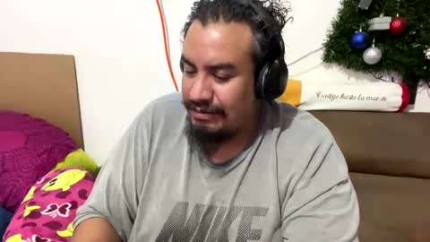 Snapshot of skinhell chatting on 01/25/25, 05:18 Elias online show from 01/25/25, 05:18