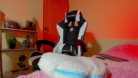 Snapshot of skinny18_and_boyfriend chatting on 01/06/25, 05:38 Your Queen Esthefi online show from 01/06/25, 05:38