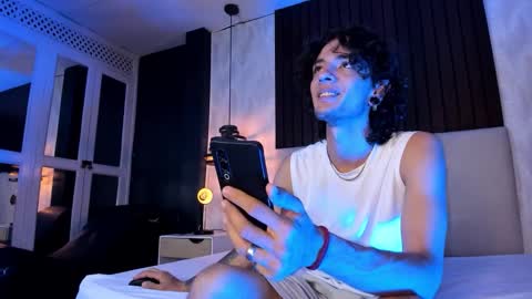 Snapshot of skinny_mac_ chatting on 03/24/26, 01:27 Mac online show from 03/24/26, 01:27