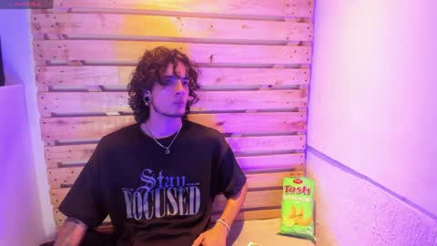 Snapshot of skinny_mac_ chatting on 04/06/26, 02:18 Mac online show from 04/06/26, 02:18