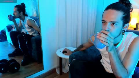 Snapshot of skinny_mac_ chatting on 04/12/26, 02:33 Mac online show from 04/12/26, 02:33