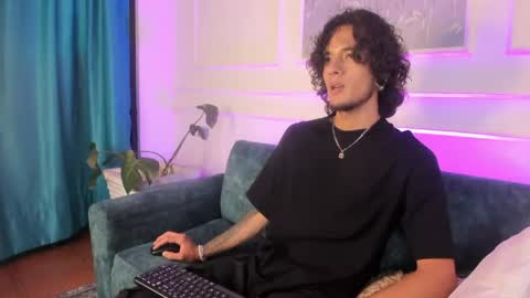 Snapshot of skinny_mac_ chatting on 04/14/26, 01:17 Mac online show from 04/14/26, 01:17