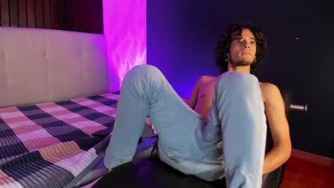 Snapshot of skinny_mac_ chatting on 04/15/26, 01:51 Mac online show from 04/15/26, 01:51