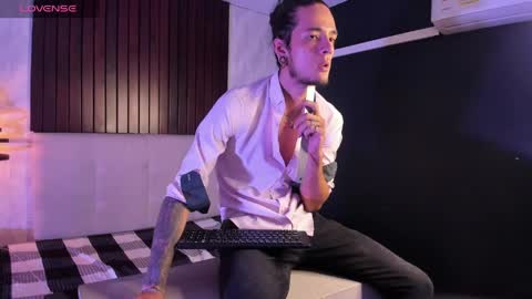 Snapshot of skinny_mac_ chatting on 04/16/26, 03:35 Mac online show from 04/16/26, 03:35