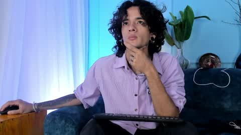 Snapshot of skinny_mac_ chatting on 04/19/26, 01:21 Mac online show from 04/19/26, 01:21