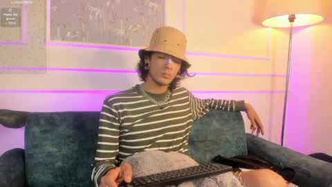 Snapshot of skinny_mac_ chatting on 04/26/26, 01:09 Mac online show from 04/26/26, 01:09