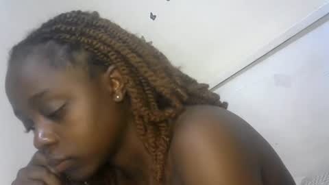 Snapshot of skinny_petite18 chatting on 07/13/26, 03:48 Munah online show from 07/13/26, 03:48