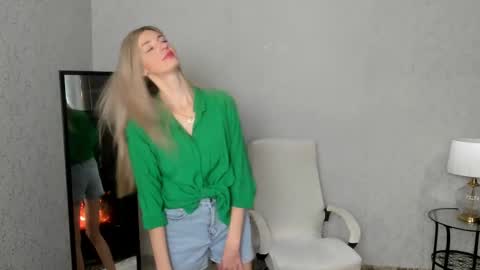 Snapshot of skinnyladyy chatting on 01/28/25, 02:11 Skinnyladyy online show from 01/28/25, 02:11