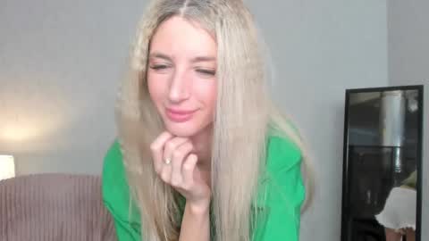 Snapshot of skinnyladyy chatting on 02/26/25, 05:09 Skinnyladyy online show from 02/26/25, 05:09