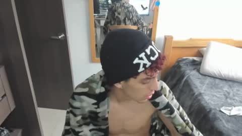 Snapshot of skinnypipe15 chatting on 10/24/25, 12:01 skinnypipe15 online show from 10/24/25, 12:01