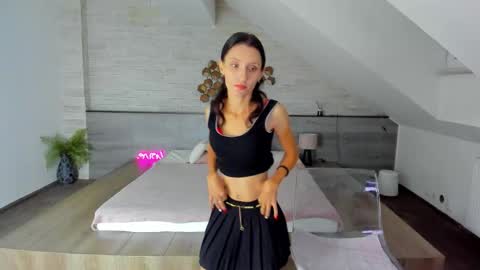 Snapshot of skinnystar_ chatting on 09/19/25, 04:36 Julia online show from 09/19/25, 04:36