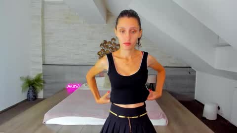 Snapshot of skinnystar_ chatting on 10/03/25, 04:20 Julia online show from 10/03/25, 04:20