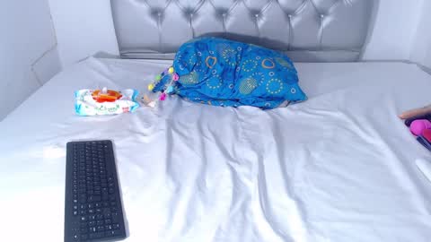 Snapshot of skinnyy_andtight chatting on 12/17/24, 11:27 Alexa online show from 12/17/24, 11:27