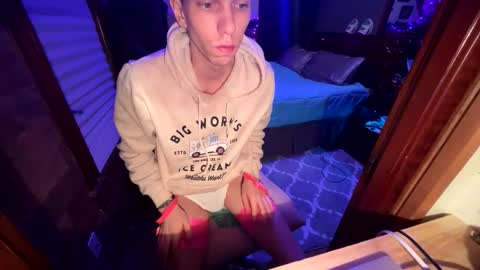 Snapshot of skittles933 chatting on 01/27/25, 11:43 Skittles online show from 01/27/25, 11:43