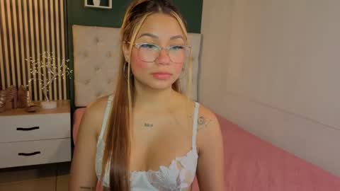 Snapshot of sky_collinss chatting on 09/13/25, 08:19 Sky  online show from 09/13/25, 08:19