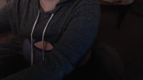 Snapshot of skyblu1 chatting on 03/09/25, 01:35 SKYLE online show from 03/09/25, 01:35