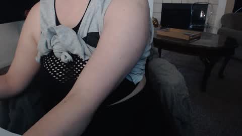 Snapshot of skyblu1 chatting on 09/26/25, 08:46 SKYLE online show from 09/26/25, 08:46