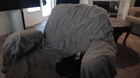 Snapshot of skyblu1 chatting on 10/06/25, 08:06 SKYLE online show from 10/06/25, 08:06