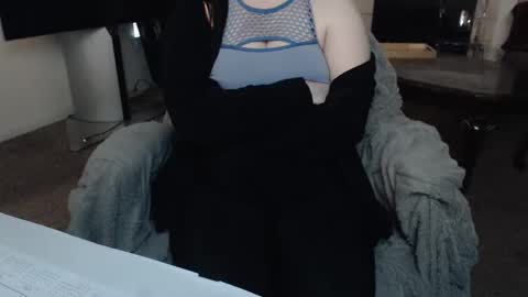 Snapshot of skyblu1 chatting on 10/24/25, 11:01 SKYLE online show from 10/24/25, 11:01