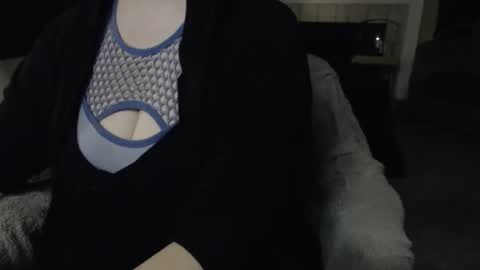 Snapshot of skyblu1 chatting on 11/17/25, 04:40 SKYLE online show from 11/17/25, 04:40