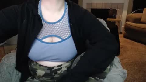 Snapshot of skyblu1 chatting on 11/17/25, 10:37 SKYLE online show from 11/17/25, 10:37