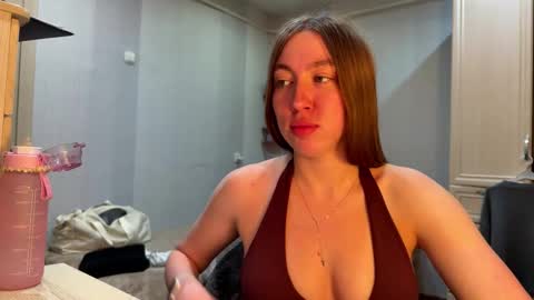 Snapshot of skylarbelle chatting on 03/18/26, 01:03 Aurora online show from 03/18/26, 01:03