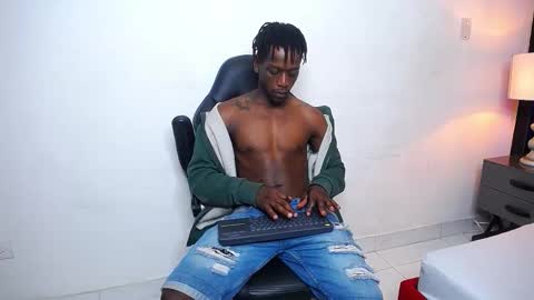 Snapshot of skylerbigxxx chatting on 10/19/25, 04:02 SKYLERBIGXXX online show from 10/19/25, 04:02