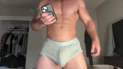 Snapshot of skylerflexes chatting on 05/11/26, 12:05 Skyler Flexes online show from 05/11/26, 12:05