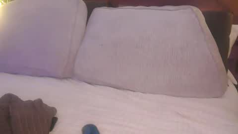 Snapshot of skyonetoo3 chatting on 09/17/25, 07:15 skyonetoo3 online show from 09/17/25, 07:15