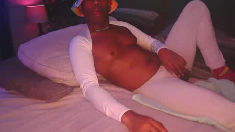 Snapshot of skyonetoo3 chatting on 11/18/25, 02:28 skyonetoo3 online show from 11/18/25, 02:28