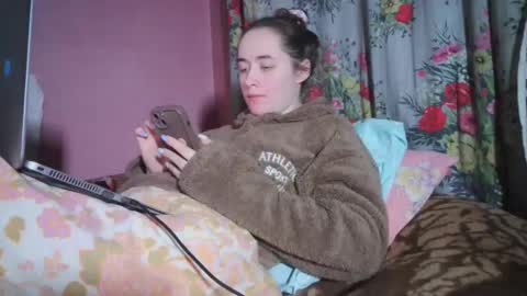 skyressie333 online show from 12/16/24, 07:00