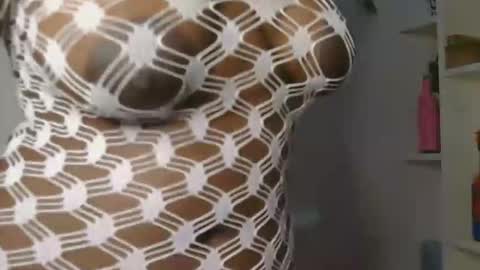 Snapshot of skyy_brown chatting on 02/16/25, 05:26 Bella online show from 02/16/25, 05:26