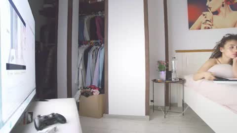 Snapshot of sl0wburnx chatting on 04/19/26, 07:05 Yara online show from 04/19/26, 07:05