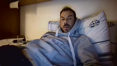 Snapshot of slevin1983 chatting on 03/09/25, 03:27 slevin online show from 03/09/25, 03:27