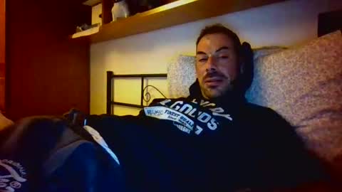 Snapshot of slevin1983 chatting on 12/17/25, 06:03 slevin online show from 12/17/25, 06:03