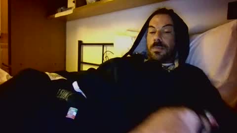 Snapshot of slevin1983 chatting on 04/12/26, 12:32 slevin online show from 04/12/26, 12:32