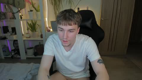 Snapshot of slippery_baby chatting on 02/04/25, 07:00 Mila online show from 02/04/25, 07:00