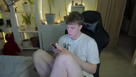 Snapshot of slippery_baby chatting on 02/10/25, 01:55 Mila online show from 02/10/25, 01:55