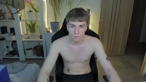Snapshot of slippery_baby chatting on 02/12/25, 06:30 Mila online show from 02/12/25, 06:30