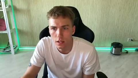 Snapshot of slippery_baby chatting on 06/18/26, 04:00 Mila online show from 06/18/26, 04:00