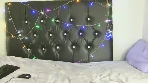 slipperylipsx online show from 04/12/26, 07:57