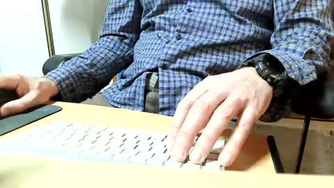 Snapshot of slogrow_uncut chatting on 12/12/24, 06:42 SlowGrow Uncut online show from 12/12/24, 06:42