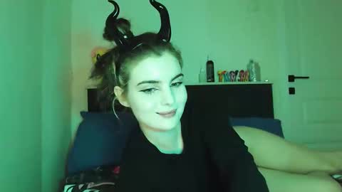 Snapshot of sloomonata chatting on 10/27/25, 01:42 sloomonata online show from 10/27/25, 01:42