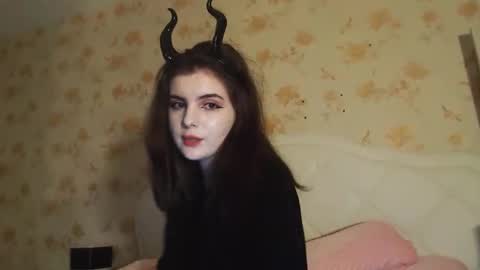 Snapshot of sloomonata chatting on 11/08/25, 11:43 sloomonata online show from 11/08/25, 11:43