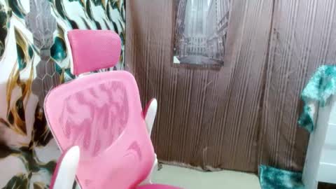 Snapshot of slutqueen_raz chatting on 03/25/26, 10:54 Raz online show from 03/25/26, 10:54