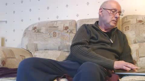 Snapshot of smallsteve562 chatting on 12/17/24, 09:16 Steve online show from 12/17/24, 09:16