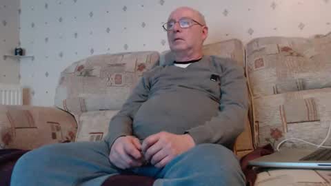 Snapshot of smallsteve562 chatting on 12/21/25, 07:43 Steve online show from 12/21/25, 07:43