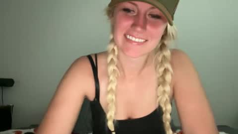 Snapshot of smexxii93 chatting on 09/29/25, 03:39 smexxii93 online show from 09/29/25, 03:39