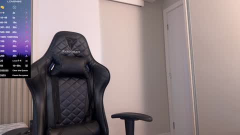 Snapshot of smilee_girl chatting on 12/12/24, 05:59 Emily Burns online show from 12/12/24, 05:59