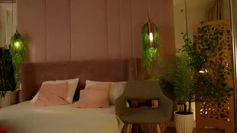 Snapshot of smiley_mia_ chatting on 11/08/25, 05:07 Mia online show from 11/08/25, 05:07